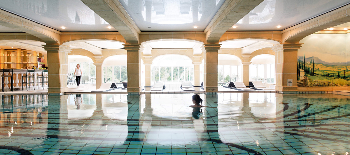 Piscine couverte, jacuzzi et spa