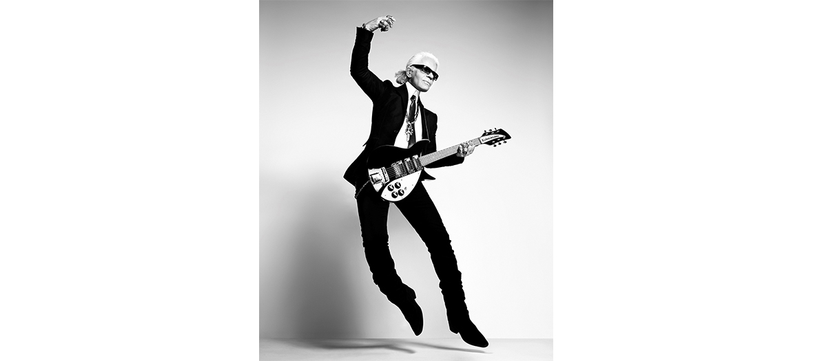 Photographie de Karl Lagerfeld en train de jouer de la guitare