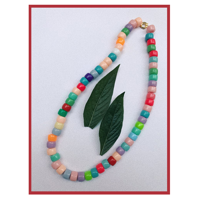 Collier à perles multicolores d'Elise Chalmin