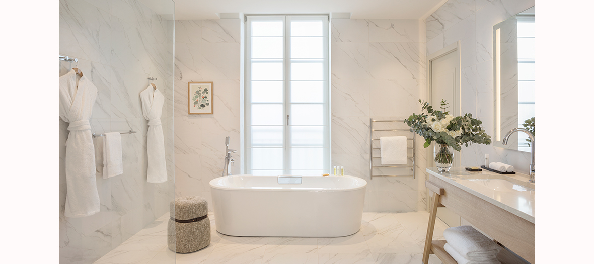 Decorating the bathroom, towels and bathrobes of the Hyatt Regency Chantilly hotel