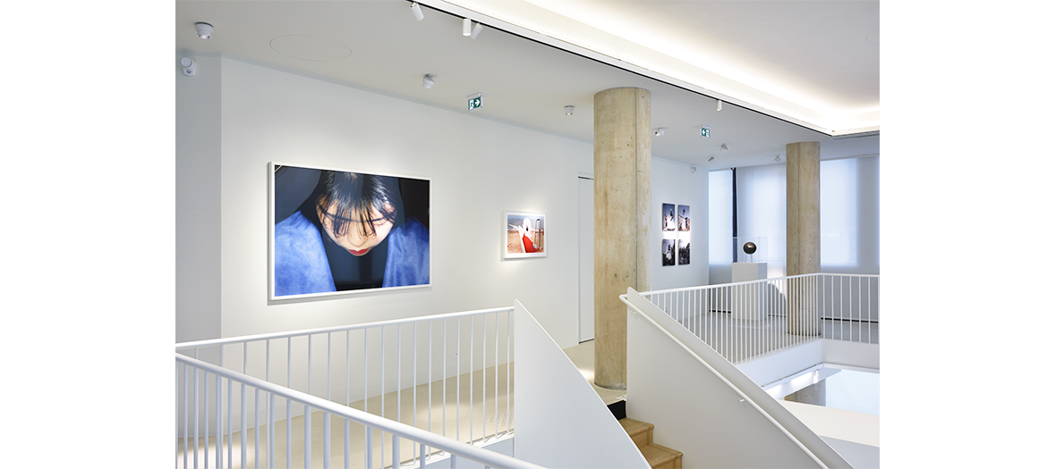 un espace blanc avec photographies, dessins, collages de la Galerie d'Art Lab D'Agnes B 
