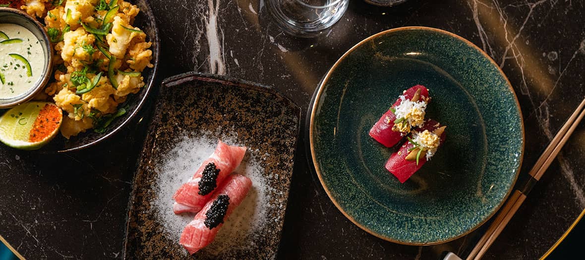 La carte du restaurant japonais Yakuza avec taco au poisson et guacamole, toro et tempura de légumes gunkan truffé avec un œuf de caille, temaki shake saumon ciboulette,  
