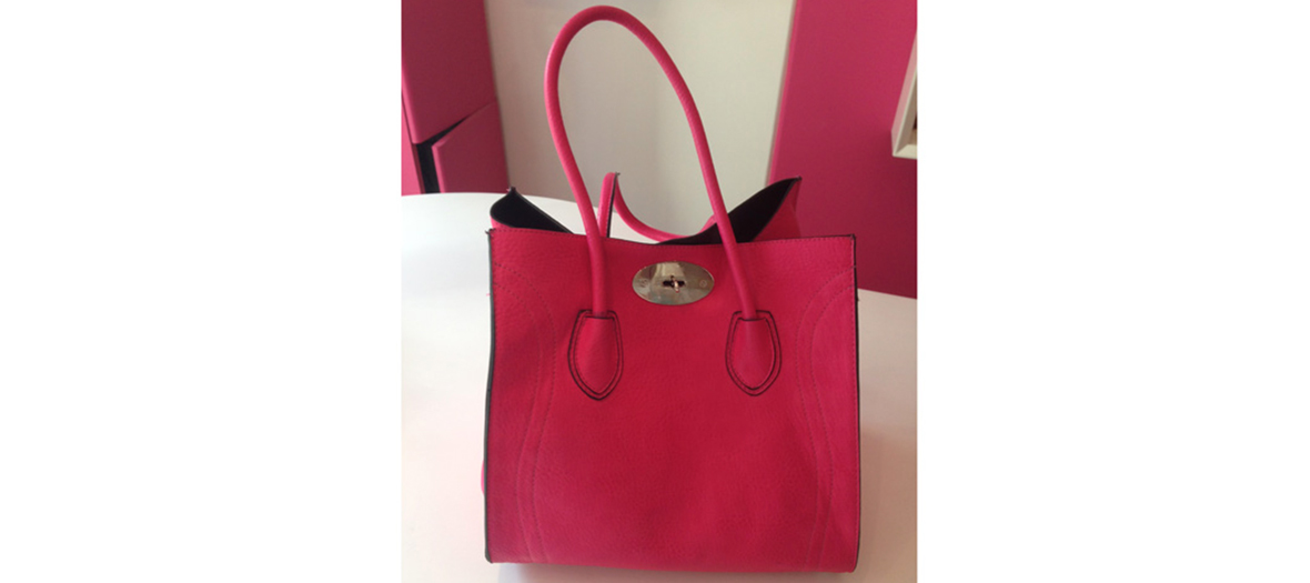 Mélodie Asseraf latest crush, a pink bag