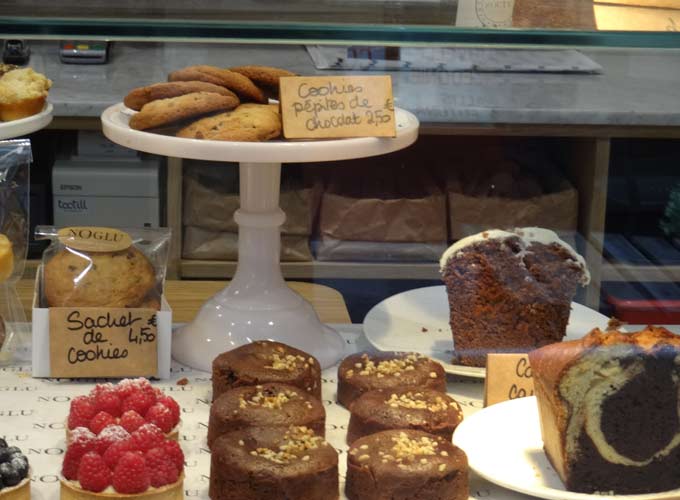 Tartelettes à la framboise, madeleines, gateau au chocolat, pain beurre du restaurant Noglu