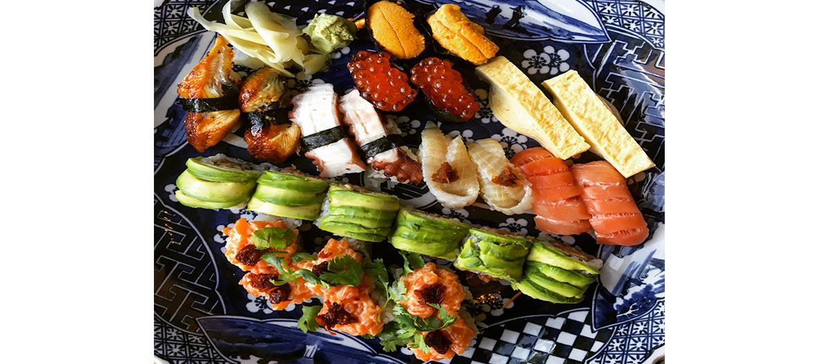 Platter of sushis 