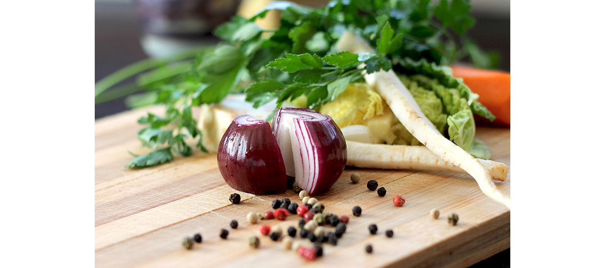 Planche de légumes et de condiments