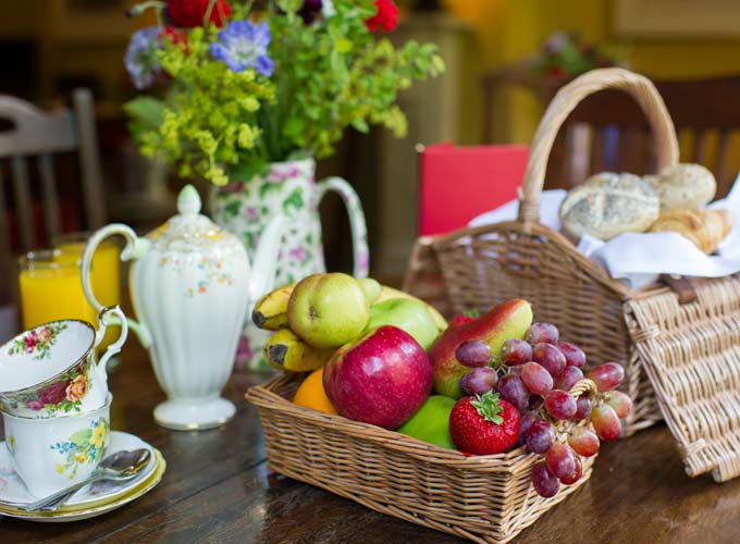 Breakfast at the Portobello hotel in London which includes fruit basket, orange juice and thé