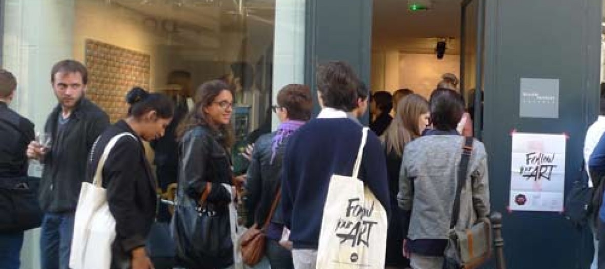 Public Devant La Galerie Rivie Re 2 1