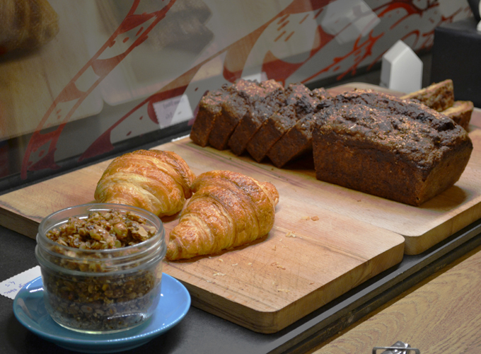 granola mixé à du fromage blanc, cake à la banane démoniaque et croissant du Café Telescope