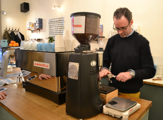 Nicolas le barrista avec machine à café