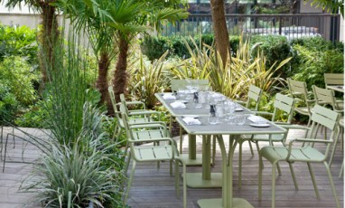 The outdoor protected terrace of the Blind Bar and its super green decor