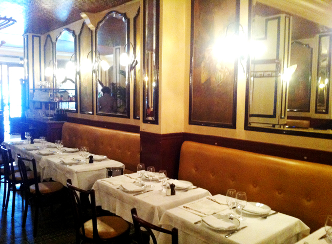 Décoration intérieure à l'ancienne avec banquette du petit lutetia à paris