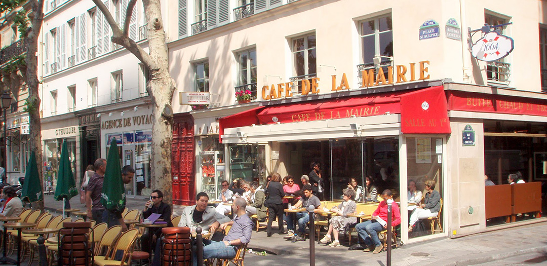 Le Caf   de  la Mairie la maxi terrasse de  Saint  Sulpice