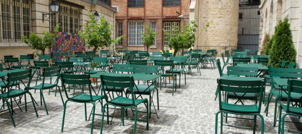 Cafe cour terrace
