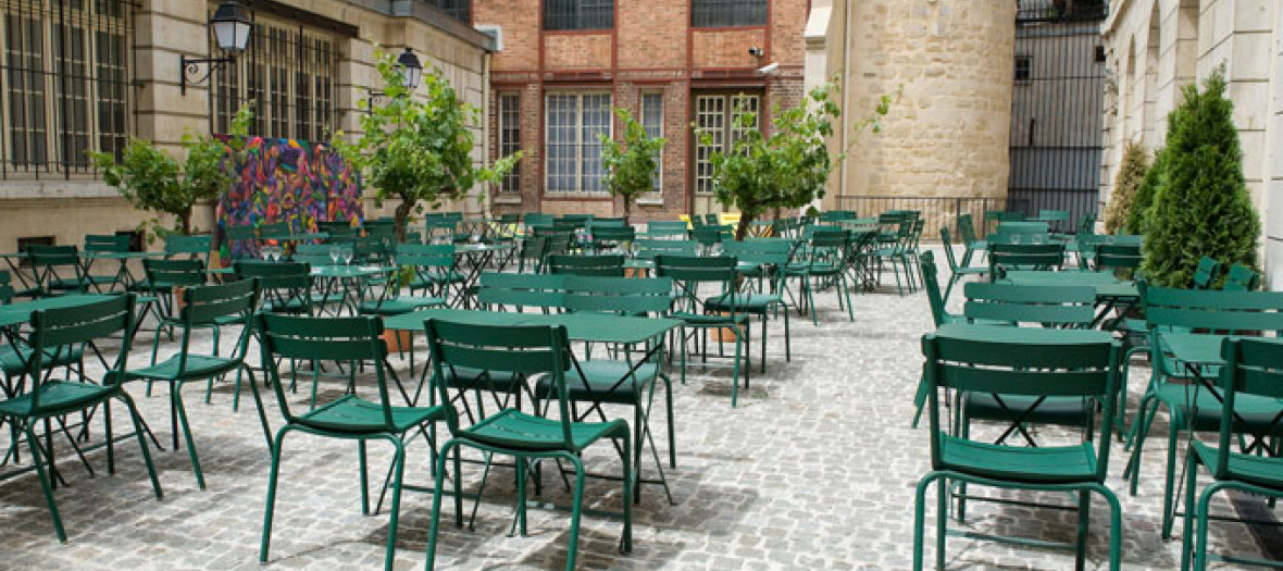 Cafe cour terrace