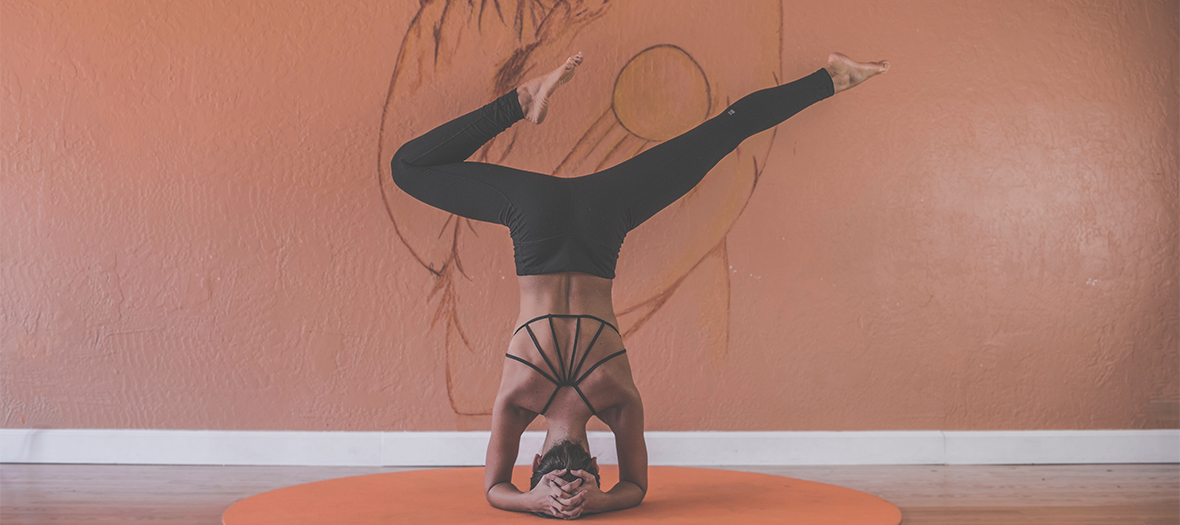 Jeune femme en séance de sport 