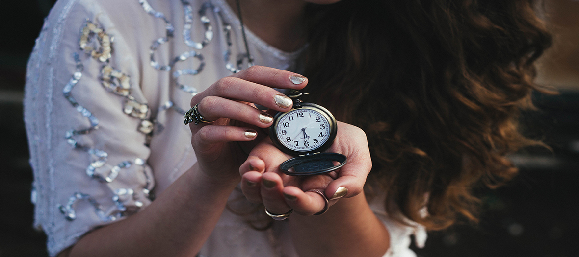 Jeune femme tenant une montre à gousset