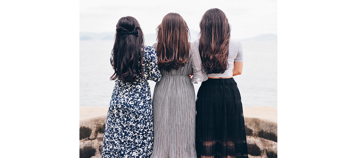 Trois femmes de dos avec des checveux longs et bruns