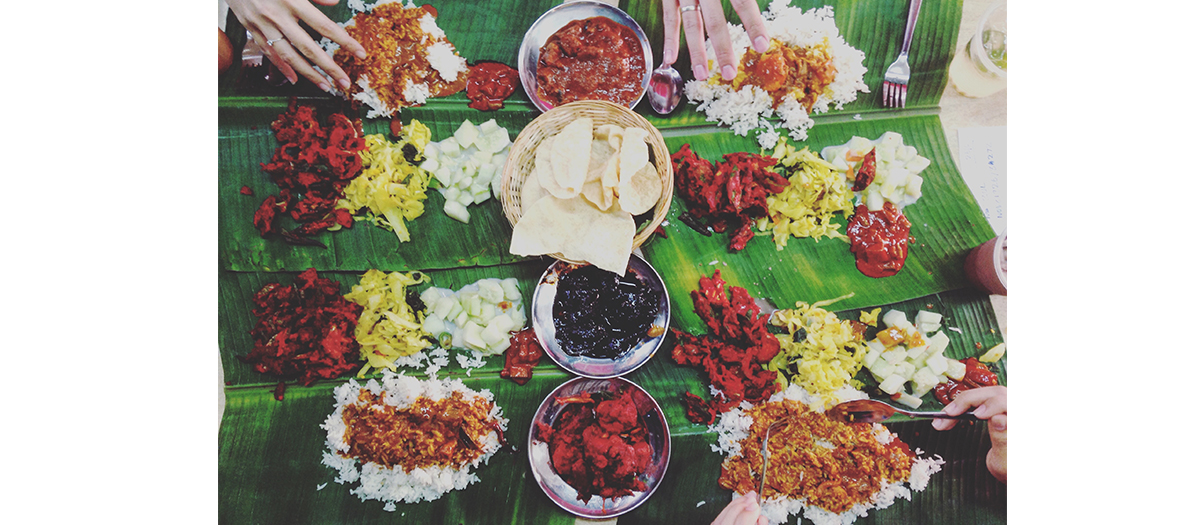 Nourriture indienne sur feuilles de bambou