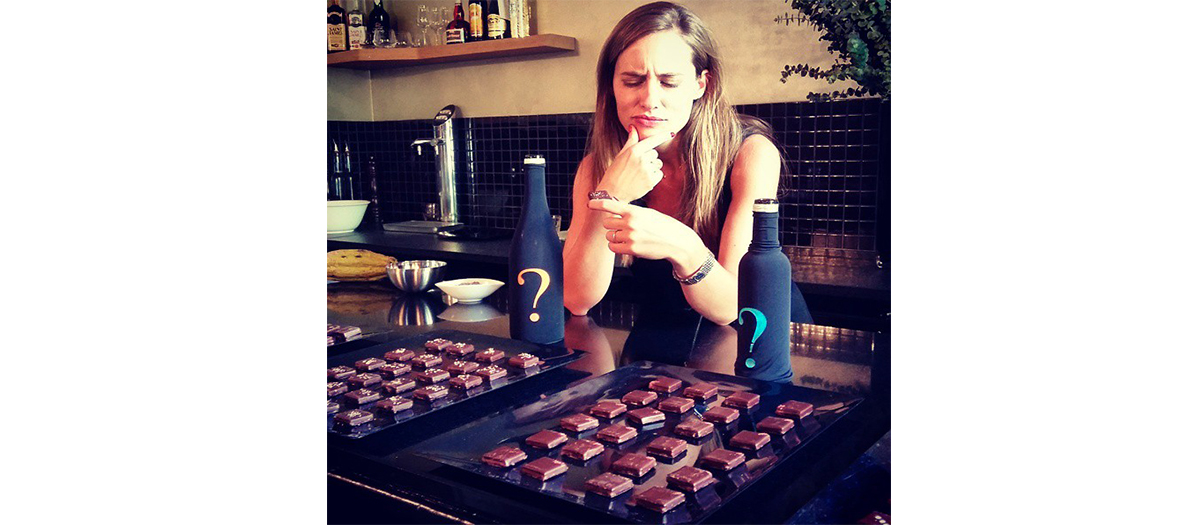 Victoire Finaz, chocologue en pleine dégustation