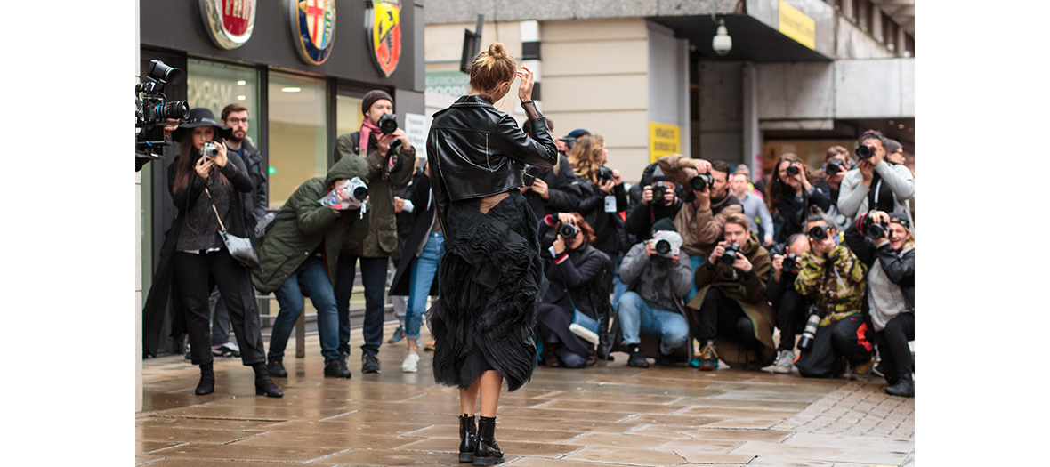 Des photographes et une mannequin