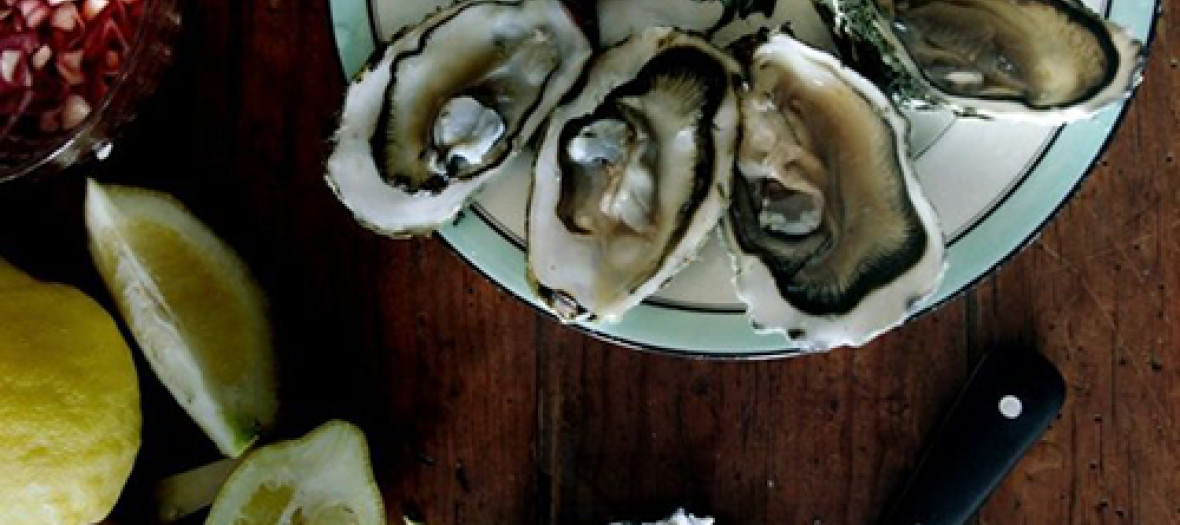 The cool Parisian happy hour with oysters and white wine 