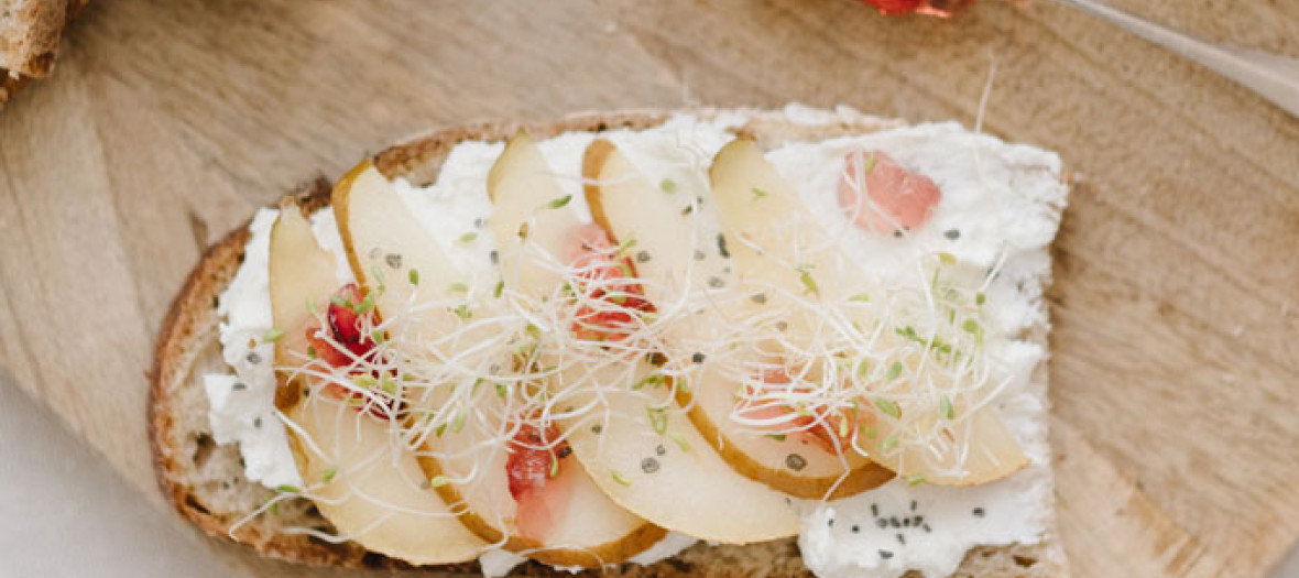 Une Tartine De Chevre A La Rose