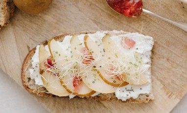 Une Tartine De Chevre A La Rose