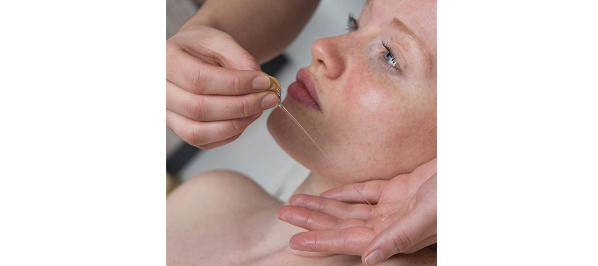 Jeune femme en soin institut 