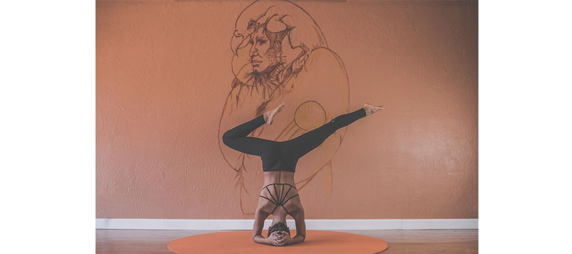 Jeune femme faisant du yoga 