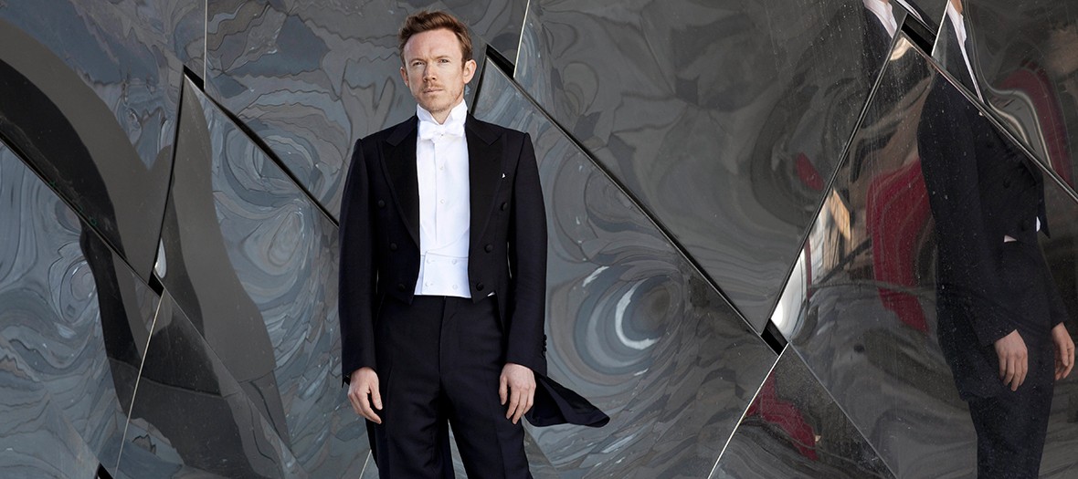 Daniel Harding devant la Philarmonie de Paris