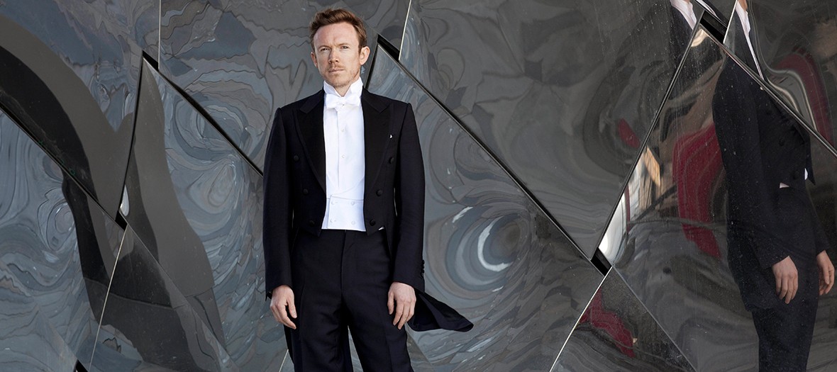 Daniel Harding devant la Philarmonie de Paris