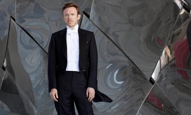 Daniel Harding devant la Philarmonie de Paris