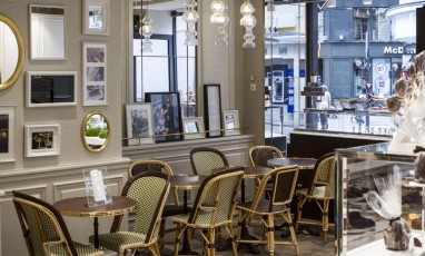 Ambiance interieur et Décoration du Salon de Thé Michel Cluizel avec des tableaux, chocolats, caramels, pralinés