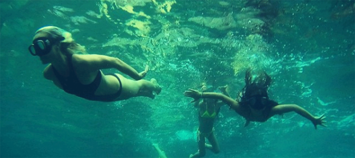  Laeticia Hallyday who is snorkeling with his daughters