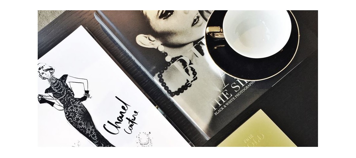 livre chanel sur le bureau de Megan Hess