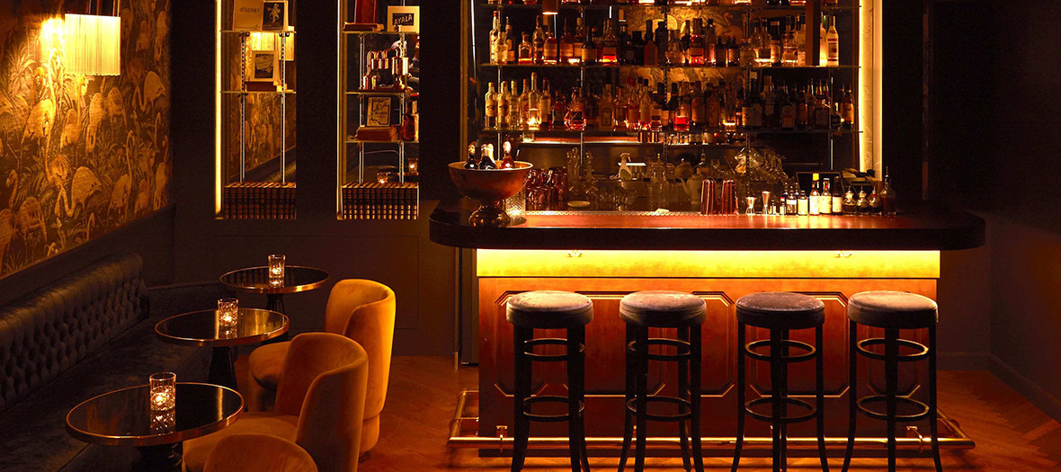 Interior atmosphere of the cocktail bar in the 7th arrondissement