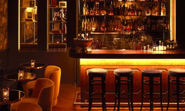 Interior atmosphere of the cocktail bar in the 7th arrondissement