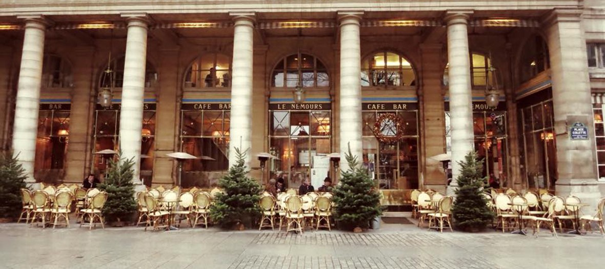 Façade et terrasse Du Café Le nemours paris