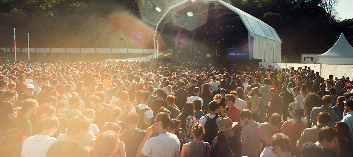 crowd in front of a stage at Rock en Seine festival