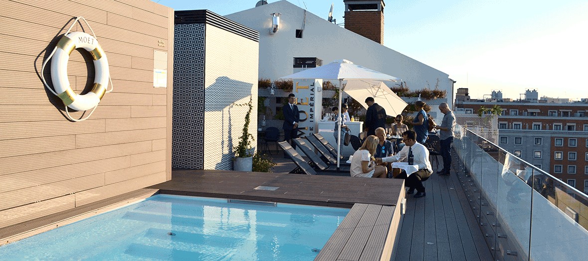 Piscine sur le Rooftop de l'hotel barcelo emperatriz