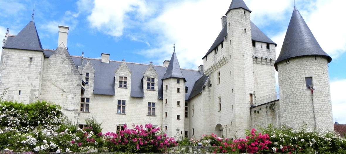 Chateau Du Rivau derrière des fleurs