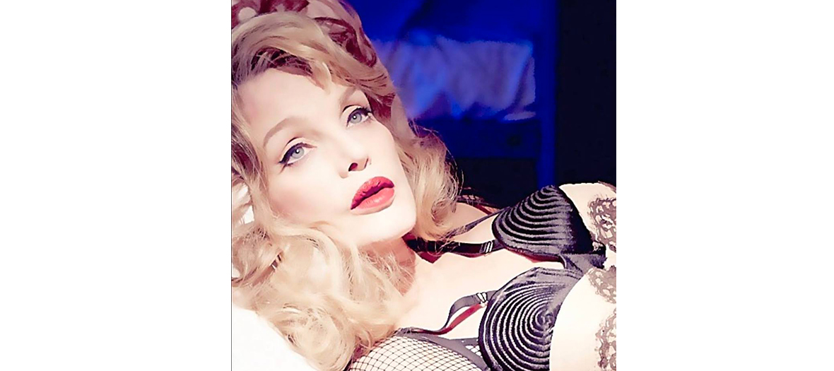 A lesson of seduction by Arielle Dombasle 