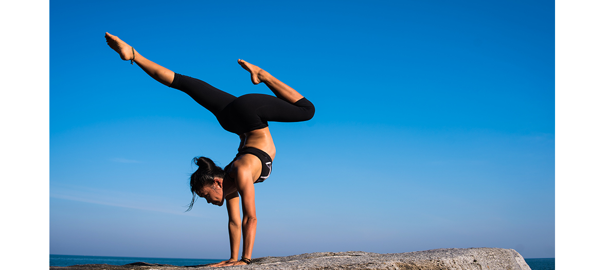 Jeune femme en séance de sport 