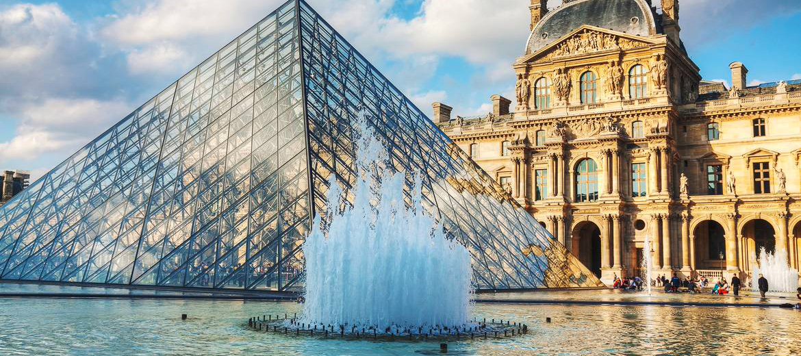 Le Musée du Louvre de Paris au Soleil