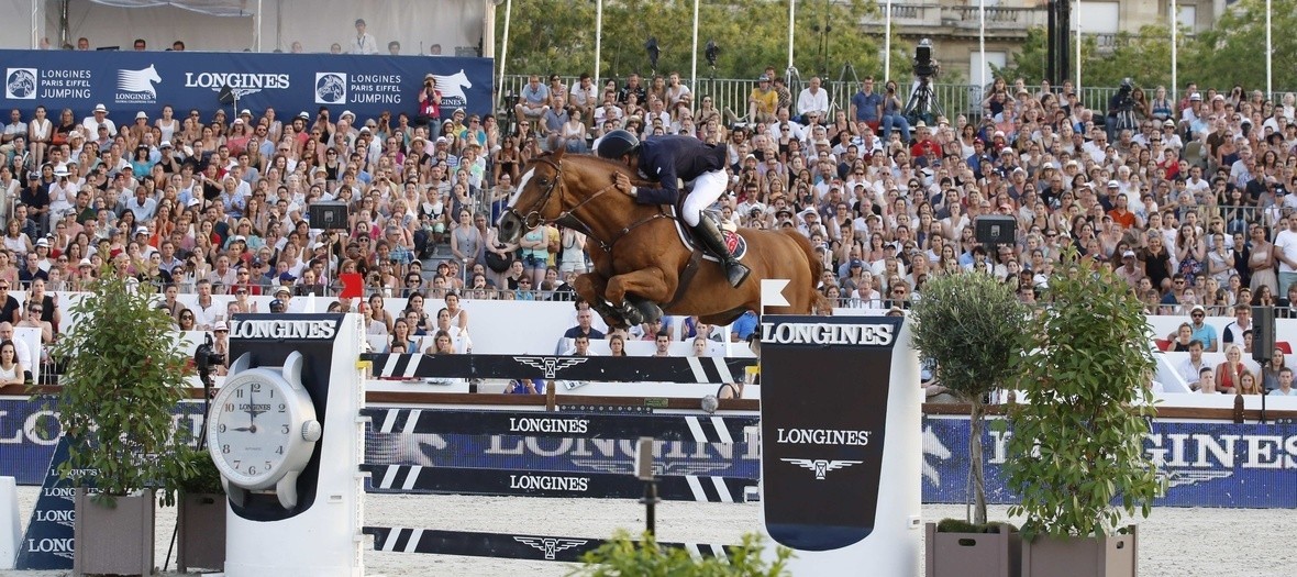 Cheval sautant une barrière au prix Longines