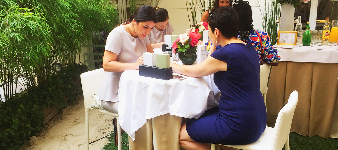 Manicure stand at Meurice's beach