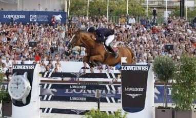 Cheval sautant une barrière au prix Longines