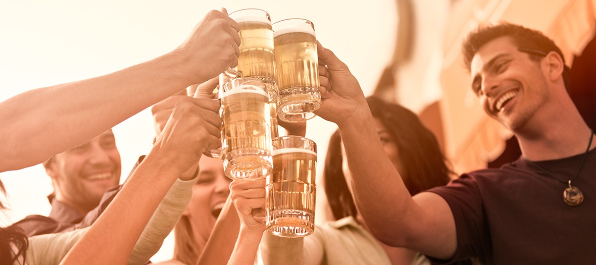 Amis trinquant à la bière