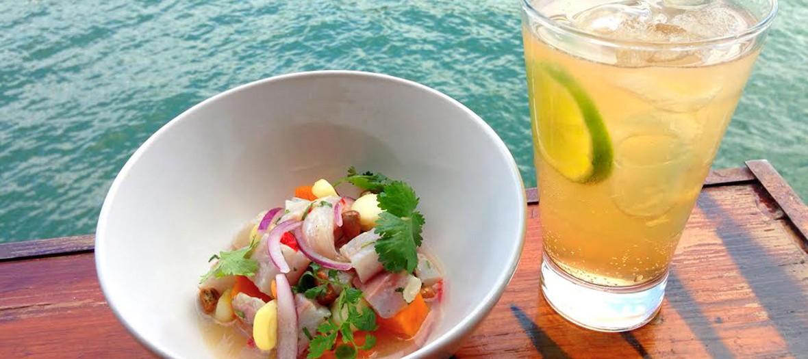 Bol de ceviche et boisson gazeuse